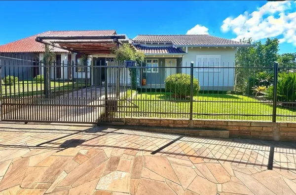 CASA DE TRÊS DORMITÓRIOS, ESPAÇO GOURMET E PÁTIO