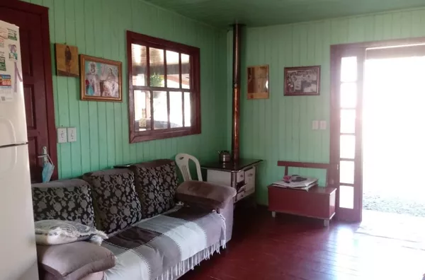 CHALÉ DE CEDRINHO COM PAREDE DUPLA E UMA CASA EM ALVENARIA