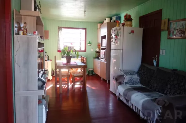 CHALÉ DE CEDRINHO COM PAREDE DUPLA E UMA CASA EM ALVENARIA