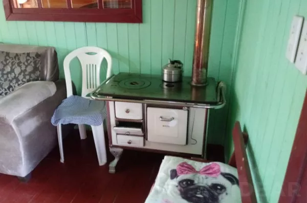 CHALÉ DE CEDRINHO COM PAREDE DUPLA E UMA CASA EM ALVENARIA