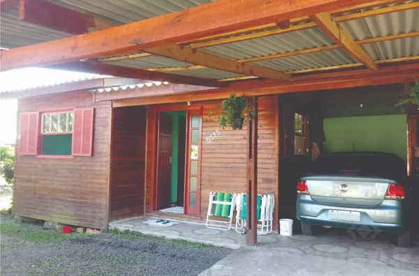 CHALÉ DE CEDRINHO COM PAREDE DUPLA E UMA CASA EM ALVENARIA