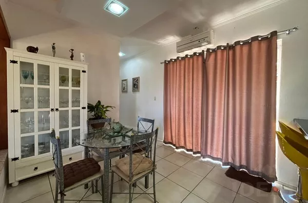 LINDA CASA COM PÁTIO NOS FUNDOS, QUIOSQUE E PERGOLADO COBERTO