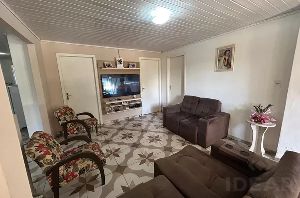 AMPLA CASA EM EXCELENTE LOCALIZAÇÃO COM PÁTIO NA FRENTE E FUNDOS