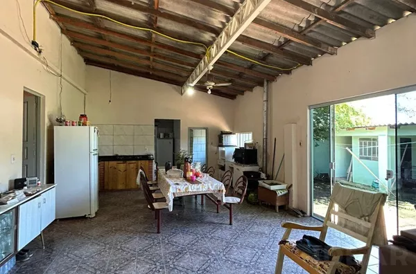 CASA COM 3 DORMITÓRIOS E QUIOSQUE NOS FUNDOS