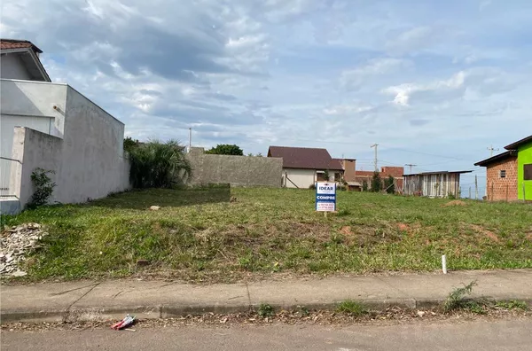 SUA RESIDÊNCIA MUITO BEM LOCALIZADO, COM RUA ASFALTADA E FRENTE PARA ÁREA VERDE