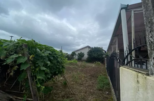 TERRENO DE ESQUINA, ASFALTADO E COM MUITA CIRCULAÇÃO