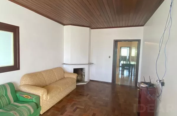 CASA DE 185m² EM TERRENO ALTO E PÁTIOS NA FRENTE E FUNDOS