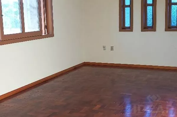 CASA AMPLA E BEM ESTRUTURADA, EM UMA ÁREA DE 2.360m²