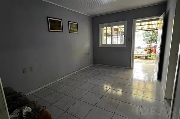 CASA AMPLA, COM PÁTIO DE FUNDOS E ÓTIMA LOCALIZAÇÃO