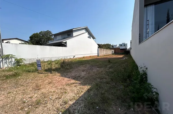 TERRENO TODO MURADO, VALORIZANDO AINDA MAIS SEU EMPREENDIMENTO