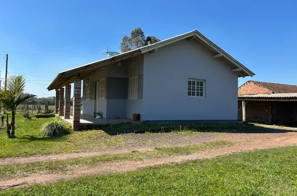 CHÁCARA DE 2.100m² COM FORNO TRANSFORMADO EM QUIOSQUE