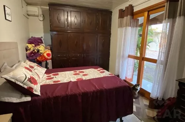 DUAS CASAS, UMA RÚSTICA EM MADEIRA E A OUTRA DE ALVENARIA COM PÁTIO E PISCINA