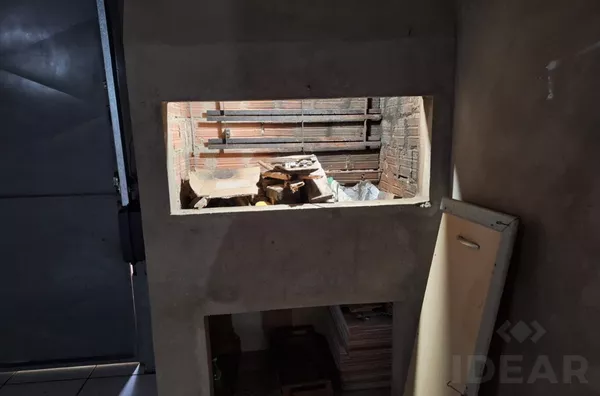 CASA COM 3 DORMITÓRIOS E PÁTIO FRONTAL. VENHA CONHECER!