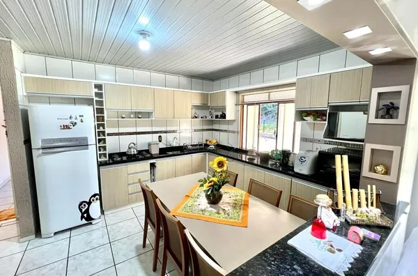 LINDA CASA ACONCHEGANTE COM ESPAÇO INDEPENDENTE PARA COMÉRCIO