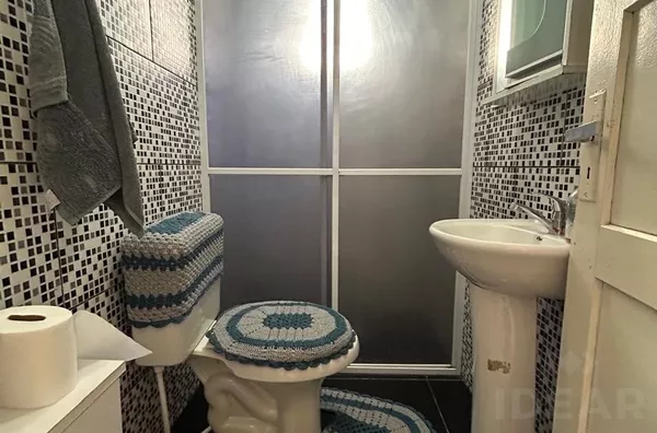 AMPLA CASA EM EXCELENTE LOCALIZAÇÃO COM PÁTIO NA FRENTE E FUNDOS