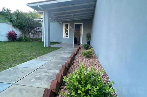 CASA NO BAIRRO CRUZEIRO, AMPLOS CÔMODOS E GRANDE PÁTIO