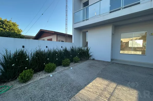 SOBRADO BEM LOCALIZADO COM GRANDE PÁTIO NOS FUNDOS E NA FRENTE - Foto 2
