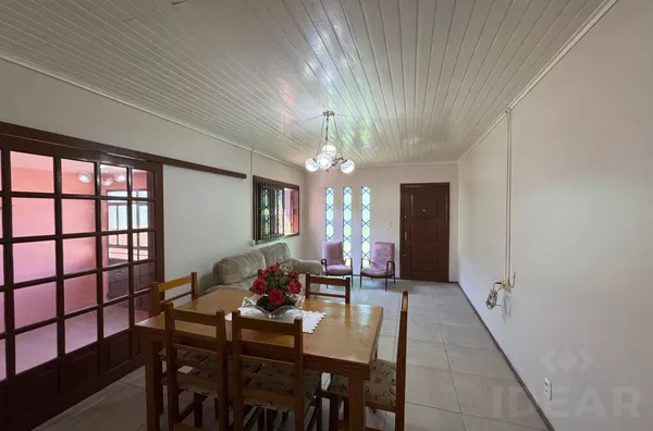 CASA BEM LOCALIZADA, COM PISCINA E AMPLOS CÔMODOS