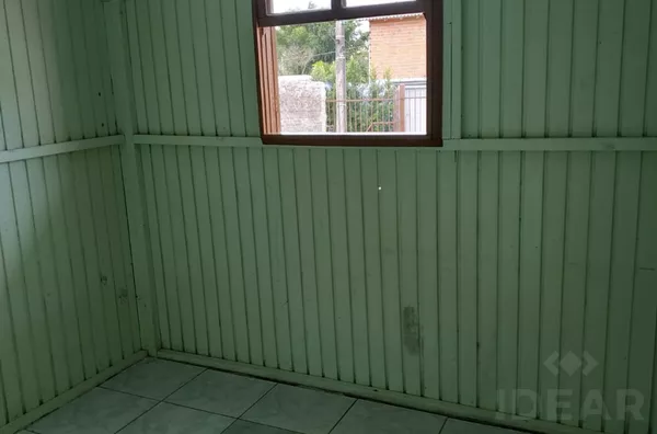 CASA MISTA COM TERRENO FECHADO E PÁTIO AMPLO NA FRENTE 