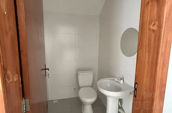 SOBRADO BEM LOCALIZADO COM GRANDE PÁTIO NOS FUNDOS E NA FRENTE - Foto 4