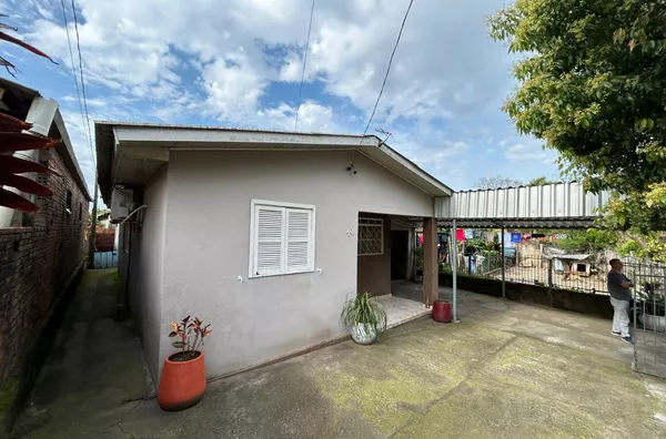 CASA DE ALVENARIA, COM 2 VGAS DE GARAGEM COBERTAS