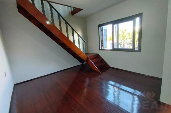 CASA DE 2 PISOS, COM PISCINA E EM EXCELENTE LOCALIZAÇÃO