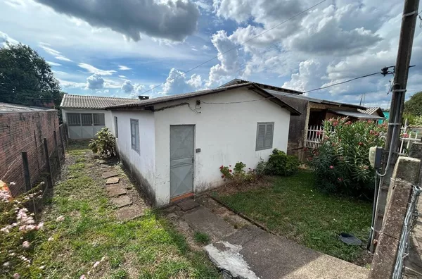 CASA COM QUIOSQUE/GARAGEM  PRÓXIMO DO COMÉRCIO DA SANTA TECLA