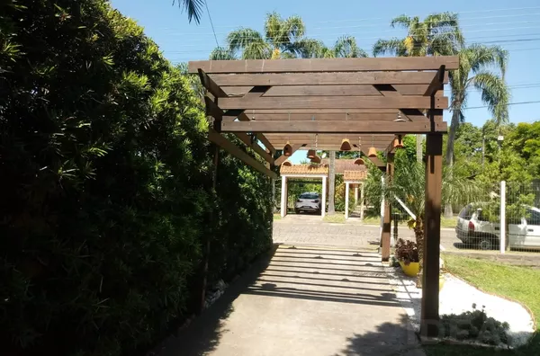 CASA EM EXCELENTE ÁREA RESIDENCIAL, BEM PERTO DA ÁREA COMERCIAL DO BAIRRO GRESSLER