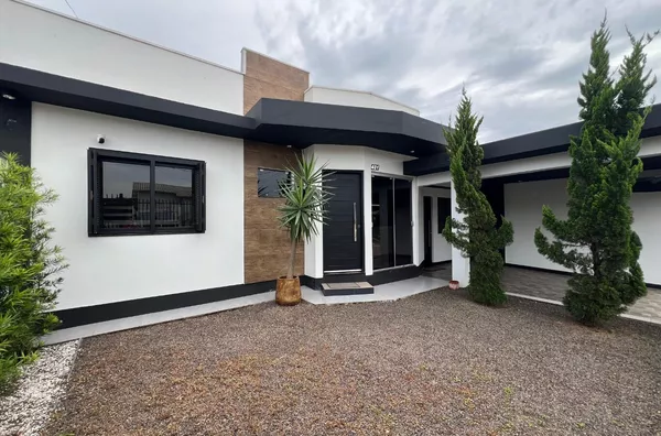 CASA COM SUÍTE, QUARTO SOLTEIRO, PISCINA E ESTRUTURA PARA QUIOSQUE