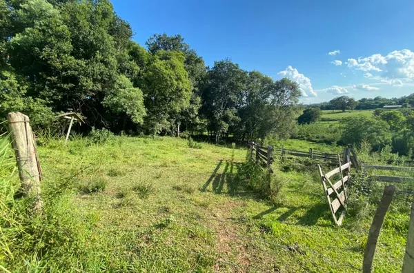 EXCELENTE ÁREA PARA CONSTRUIR SUA RESIDÊNCIA E MUITA ÁREA PARA PLANTAR