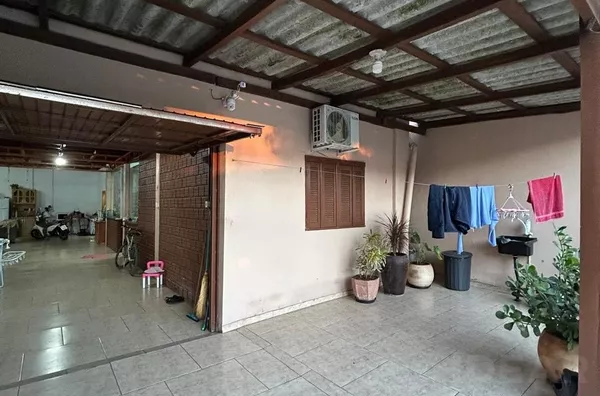 TRÊS CASAS INDEPENDENTES COM AMPLO ESPAÇO PARA CONVIVÊNCIA