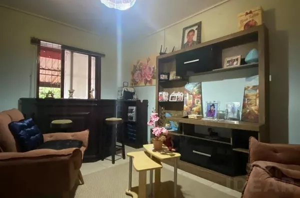 CASA DE 3 DORMITÓRIOS, COM PÁTIO E AMBIENTE INDEPENDENTE