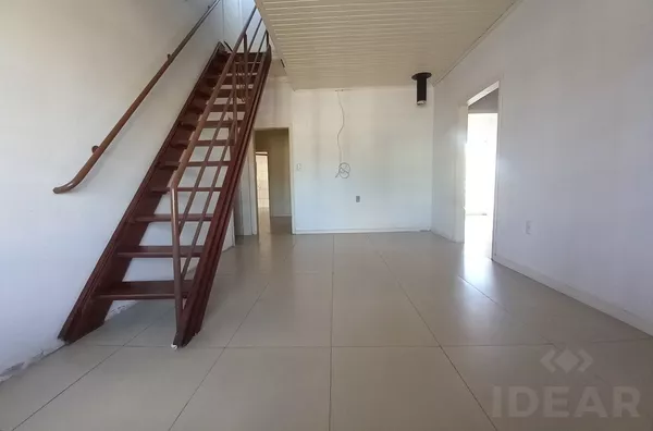 CASA DE DOIS PISOS, PISCINA E EXCELENTE LOCALIZAÇÃO