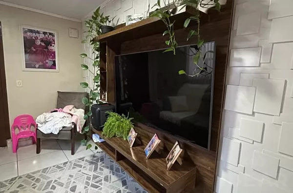 TRÊS CASAS INDEPENDENTES COM AMPLO ESPAÇO PARA CONVIVÊNCIA