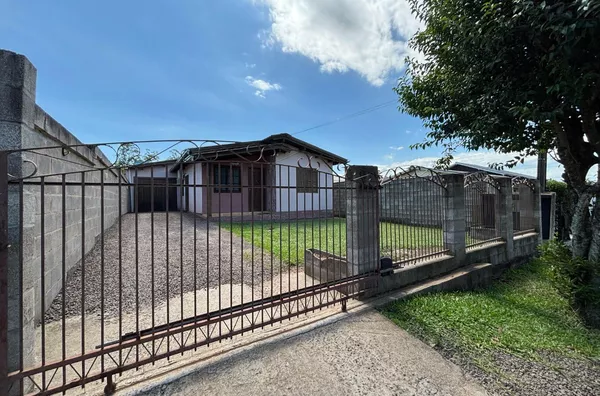 CASA 3 DORMITÓRIOS E PÁTIO COM PISCINA
