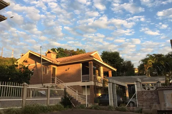 CASA COM POSSIBILIDADE PARA DUAS FAMÍLIAS INDEPENDENTES