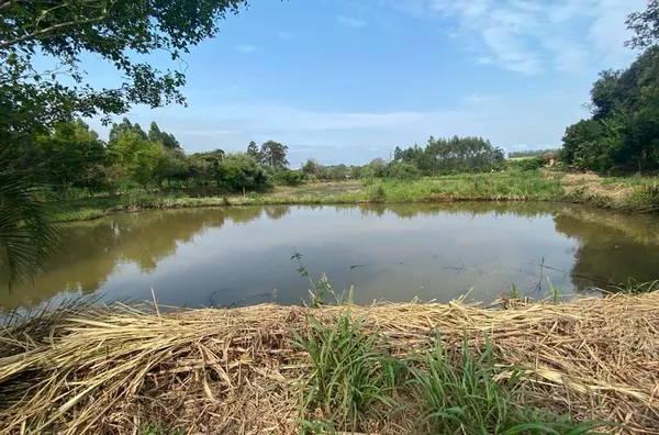 ÁREA DE TERRA DE 3.000m² COM UM BELO AÇUDE. O NOVO PARAÍSO DA FAMÍLIA