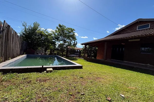 CASA COM PISCINA, QUIOSQUE E TRANQUILIDADE. ACABA DE ACHAR!
