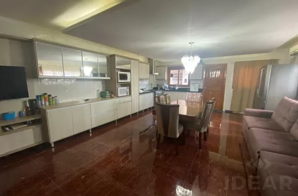 CASA AMPLA, CONFORTÁVEL E BEM LOCALIZADA. PERFEITA ESCOLHA!