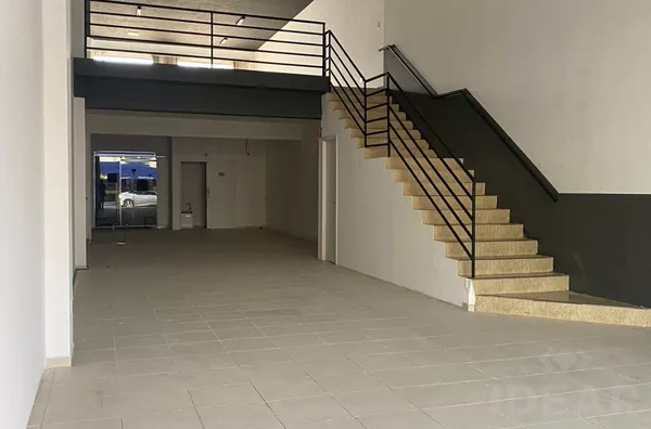 Ampla sala comercial para locação com 130 m2 área construída e  localizado na área central