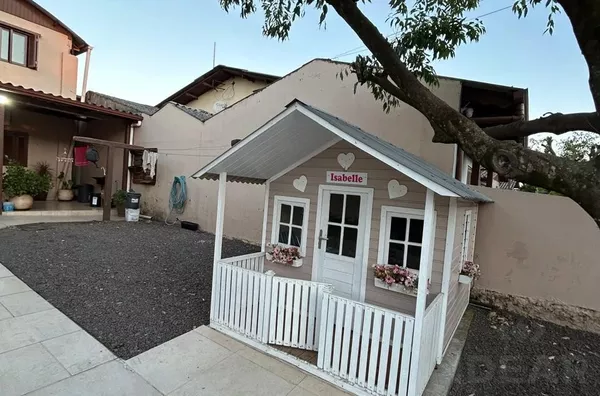 TRÊS CASAS INDEPENDENTES COM AMPLO ESPAÇO PARA CONVIVÊNCIA