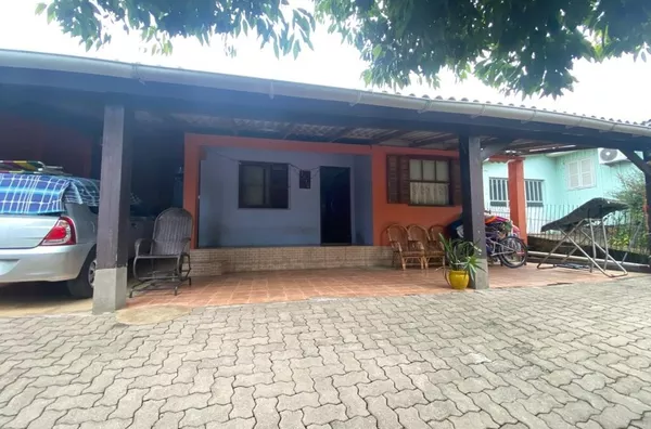 CASA DE 3 DORMITÓRIOS, COM PÁTIO E AMBIENTE INDEPENDENTE