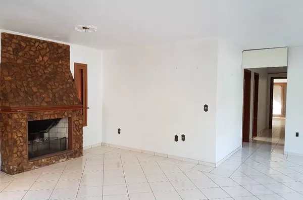 AMPLA E BONITA CASA, COM APARTAMENTO INDEPENDENTE E PISCINA