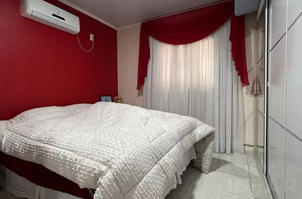 CASA BEM LOCALIZADA, COM 66m² E PÁTIOS NA FRENTE E FUNDOS