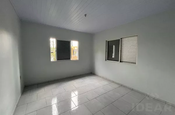 CASA DE 174m², COM TRÊS DORMITÓRIOS E PÁTIOS NA FRENTE E FUNDOS
