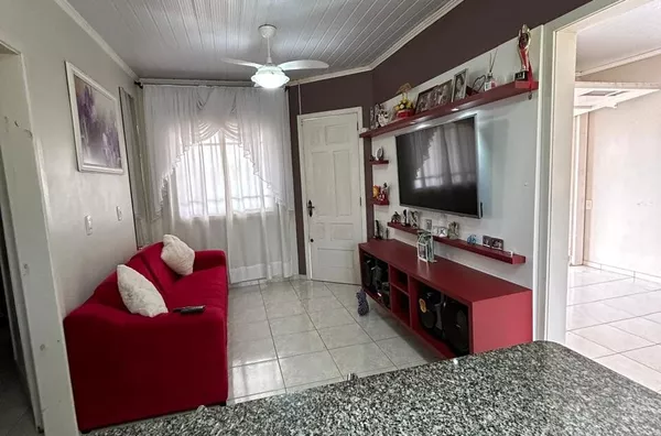 CASA BEM LOCALIZADA, COM 66m² E PÁTIOS NA FRENTE E FUNDOS