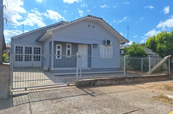 CASA DE 2 DORMITÓRIOS REFORMADA E AMPLO PÁTIO NOS FUNDOS