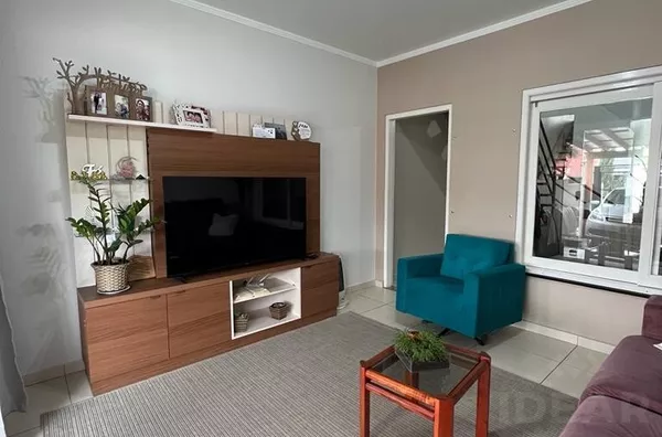 SOBRADO DE DOIS DORMITÓRIOS, COM SALA COZINHA INTEGRADA E PÁTIO