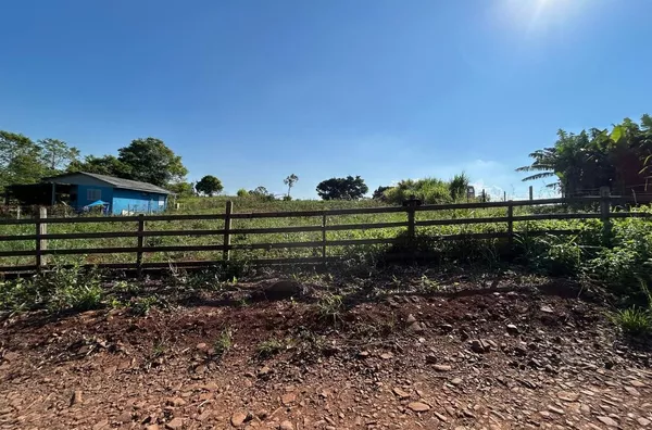 ÁREA DE TERRA DE 3.000m² PARA TRANSFORMAR EM UMA CHÁCARA