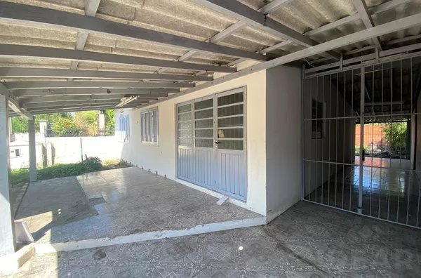 CASA DE 3 DORMITÓRIOS E PÁTIO FECHADO NOS FUNDOS